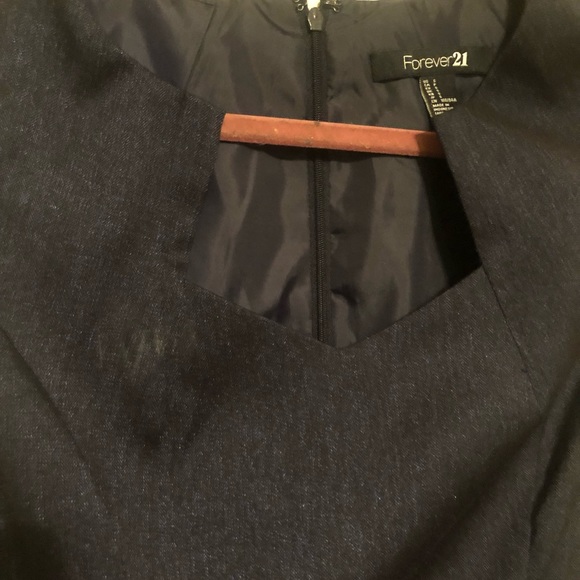 Chic and simple dress - Picture 2 of 4